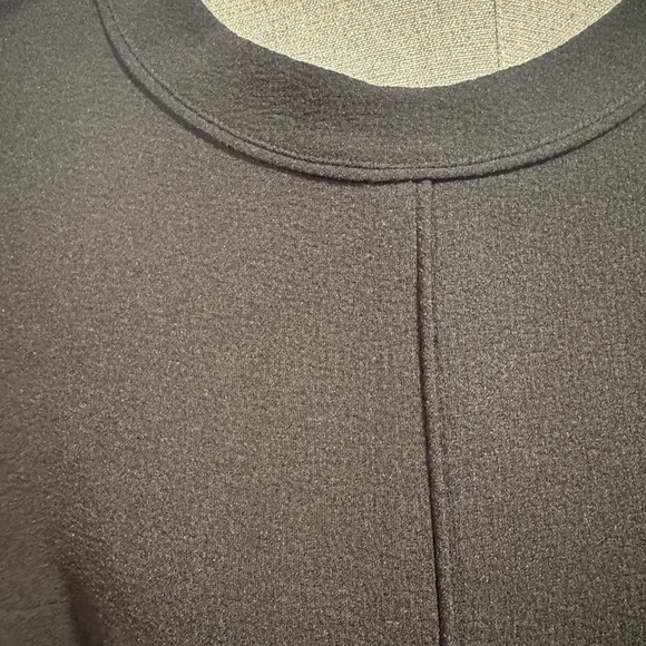 Lark & Ro Elegant Black Ruffle Sleeve Top with gold buttons on back Sz L - Picture 2 of 7